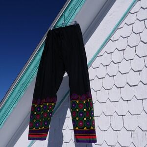 Fun vintage 90s does 70s embroidered black cotton balloon pants